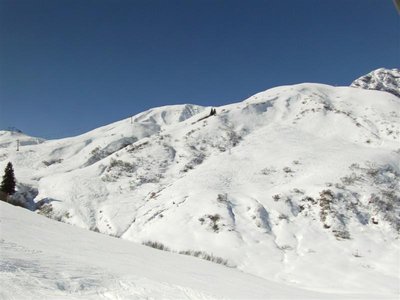 IMAG0288 (Medium).JPG (69 KiB) 978 mal betrachtet Blick Rishtung Rotschrofen - Fürs Abseits fahren immer noch zu webig Schnee