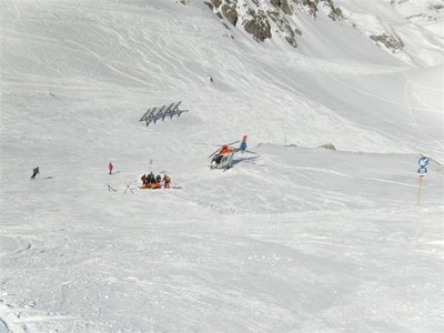 IMAG0356 (Medium).JPG (81.11 KiB) 978 mal betrachtet Leider wie inzwischen fast immer zu sehen Einsatz für Gallus 1 unterhalb der Steinmäder Bergstation