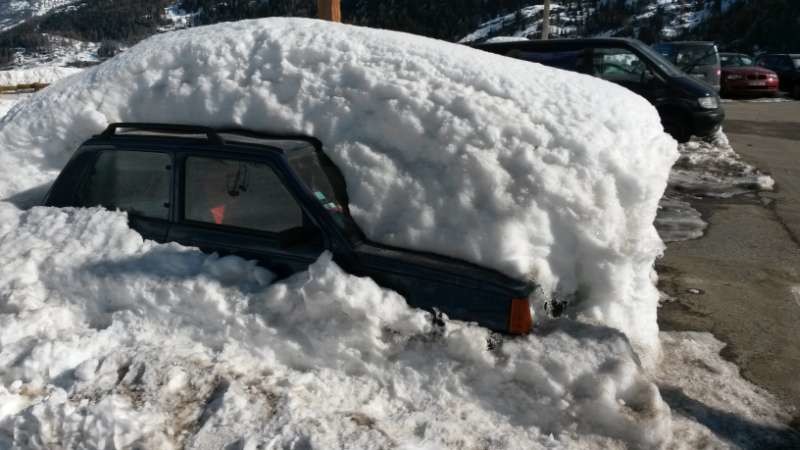 eingeschneites Auto.jpg
