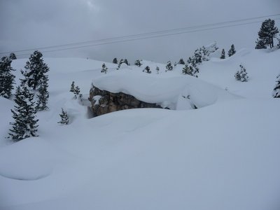In der steinernen Stadt schauen nur wenige Felsen aus dem Schnee,...