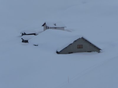 Eine Alm zwischen Buffaure und Ciampac, fotografiert aus dem Sessellift Orsa Maggiore.
