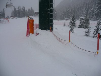 Schigebiet Ciampedie: Der Begrenzungszaun vor der Stütze muss erst freigelegt werden, hinter der Stütze ist die Arbeit bereits erledigt.