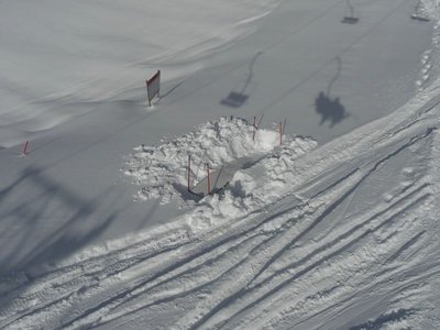 Nochmals zum Karerpass: Bei der DSB Christomannos wurden einige Atraktionen des Funparks freigeschaufelt und mit Stöcken markiert.