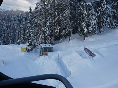 Ob das Kabel an dieser Tellerlift-Bergstation noch immer seine Funktion erfüllt, und der Lift gestoppt wird, wenn ein Gehänge nicht aufgerollt wird oder ein Fahrgast den Ausstieg verpasst?