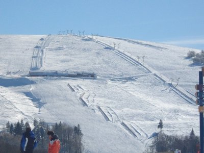 Kastelberg von anderer Seite. Die linke Abfahrt war mit zwei Kanten durchsetzt, die man zum Springen benutzten konnte. Geil.