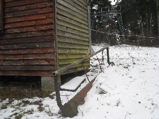 Hier handelt es sich um ein Pistenspurgerät, welches man wahrscheinlich an den Traktor koppelt. Es ist ein einfaches Holzbrett mit einer Metallkonstruktion.