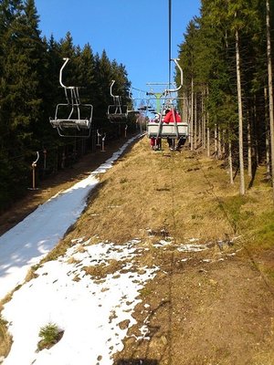 auffahrt mit dem "fixen" dreiersessel