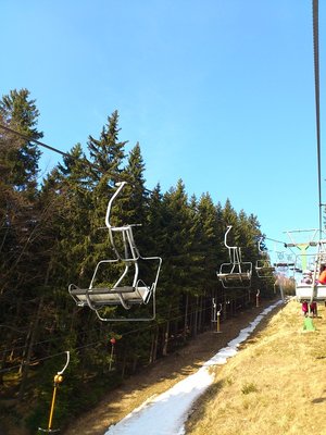 die parallel verlaufende schlepperspur hat kaum noch schnee