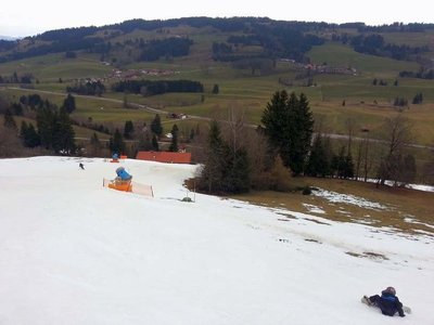 Auf den Südhängen ist's Sommer - auf den Nordhängen zumindest unterhalb 1000m aber leider auch.