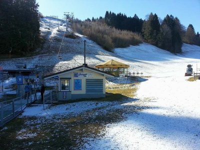 Am Einstieg des (einzigen) Sessels ist es leicht bezuckert - auf sonst naturschneefreier Flur