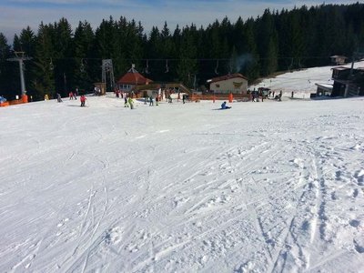 Mittelstation - Zielpunkt des Zweiersessels. Einstieg in die 2 parallelen Ankerlifte "Berglift"