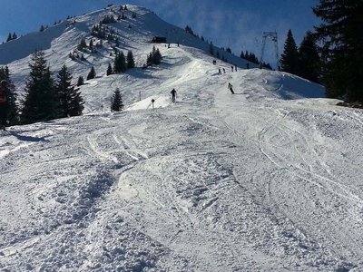 Oben ist die Welt schneetechnisch noch in Ordnung - griffiger Schnee in durchaus ausreichender Menge - solange die Hänge nicht in der Sonne liegen.
