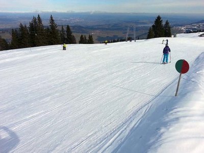 Oben Autobahn unten Frühling im Allgäu