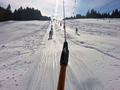 Es geht auch anders: Hier am "Berglift" fahren die Anker brav parallel hoch unter runter - sogar zweimal nebeneinander.