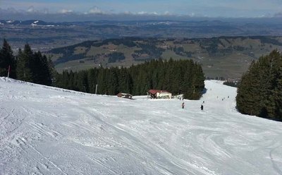 links Bergstation "Ideallift" , rechts Talstation "Gipfellift", rechts daneben geht's zu Mittelstation und Wedellift.