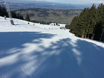 Piste des "Berglifts" - Rechts eine gut präparierte Piste, von den Slalomkids der örtlichen Vereine zum Training genutzt