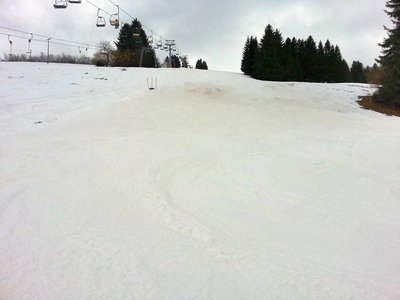 Bräunliche Sulzpiste unterhalb Mittelstation / Jörgalm. Ab Mittags sehr sulzig.