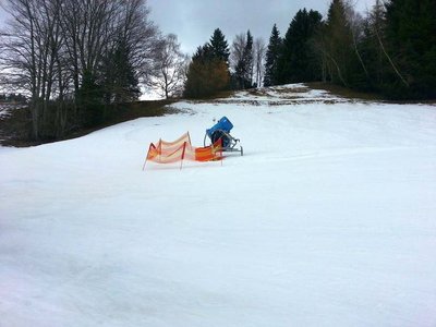 Auf dem Bild sieht man nicht, wie matschig der Kunstschnee war. Die Kanone wird wohl in diesen Tagen wärmebedingt nicht gelaufen sein.