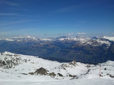 Die Südseite des Prättigaus zeigt sich bereits saftig grün.