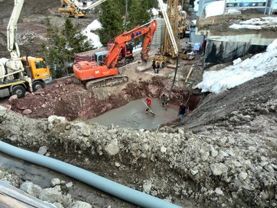 Die ersten Betonarbeiten werden durchgeführt