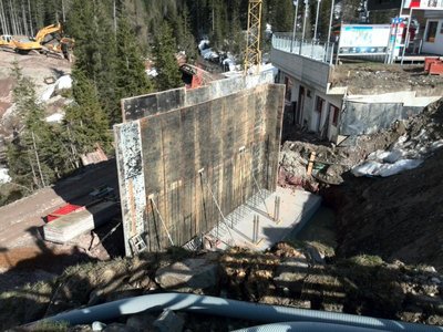 Fundamente der Brücke an der Talstation der Drei Zinnen Bahn