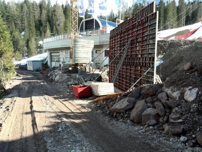 Im Hintergrund ist die Signaue Bahn