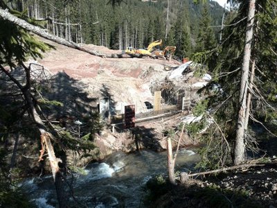 Fundament auf der anderen Bachseite, im Hintergrund der Aushub für die Station der Drei Zinnen Bahn