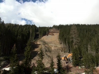 Blick auf die Piste der Drei Zinnen Bahn, oberhalb sieht man die Arbeiten an der Überführung