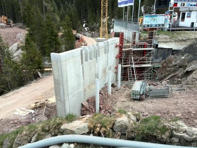 Brückenfundamente über den Sextnerbach an der Talstation Signaue