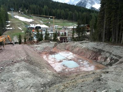 Überblick über die Baustellen, im Hintergrund die Signaue-Bahn
