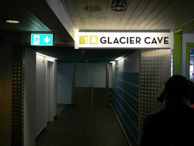 1.: Eingang der Gletschergrotte im ersten Geschoss der Titlis-Bergstation.