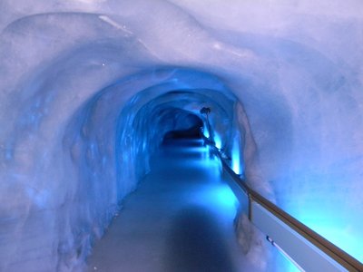 2.: Nun geht es durch die neu gestaltete Gletschergrotte.