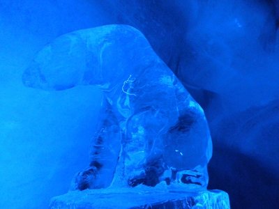 In der Gletschergrotte hat es einige Eisskulpturen.
