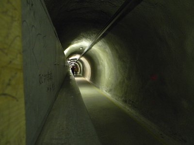 3.: Danach geht es durch einen langen Tunnel zum so genannten Südwandfenster (Panoramafenster in Richtung Süden). Nach der Eröffnung des Panorama-Piknikraumes war dieser Tunnel lange geschlossen.