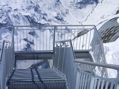 5.: Über eine Treppe geht es dann hoch zur Hängebrücke.