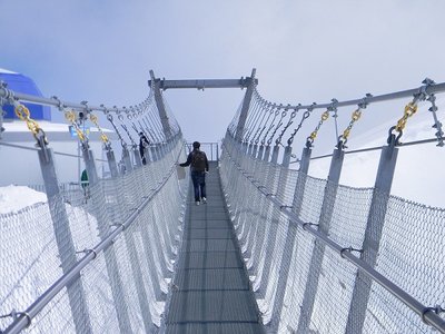 6.: Über die Hängebrücke kommt man zur Bergstation des sechser Sesselliftes Ice-Flyer (der kürzlich neue Sessel bekam.)