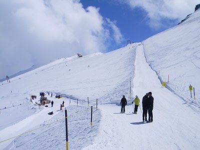 8.: Im Gletscherpark (nur in der Sommersaison geöffnet) kann man snowtuben und verschiedene Rutschgeräte benutzen. Mit einem Förderband geht es dann hoch.