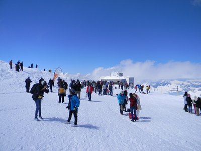 9.: Nachdem man mit dem Sessellift dann wieder hochgefahren ist, geht man auf der Nordseite wieder zurück zur Bergstation. Dort kommt man auf dem fünften Geschoss an.