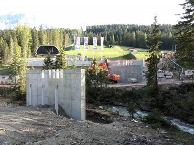 Die Brückenfundamente sind fertig, es fehlen nur noch die Fertigteile.