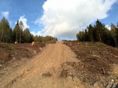 Die Piste wird ziemlich dunkelrot, hat letztes Jahr auf den Fotos nicht getäuscht.