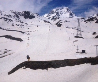 Blick aus der Gondel auf den Schlusshang von der Mittelstationsabfahrt