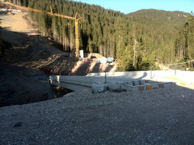 Diese Woche wurden die Fertigteile für die Brücke geliefert und montiert.