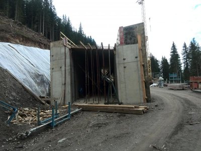 Die Arbeiten an den beiden Überführungen der Drei Zinnen Piste sind weit fortgeschritten.