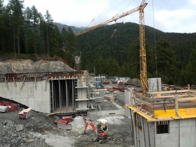 Im Hintergrund sieht man die Mittelstation.