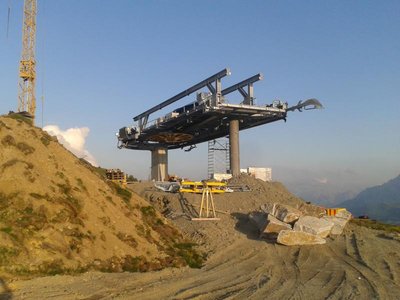 An der Bergstation Stiergarten wird schon die Stationstechnik montiert