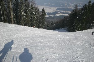 Weiter unten ist die Piste wieder 'rot'.