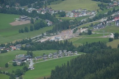 obwohl nur von weit zu sehen, das Talstation hat schon seilbahntechnik