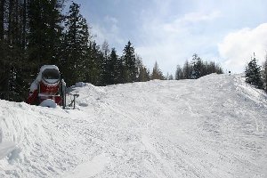 Unterhalb der Talstation des Schleppers wird die Piste immer schmaler ...