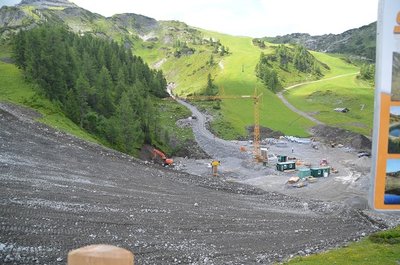 Sieht aus dass Piste verbreitert wird bei Station einfahrt?