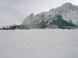 Übungslift Vergalden mit Berghotel Vergalden im Hintergrund.
